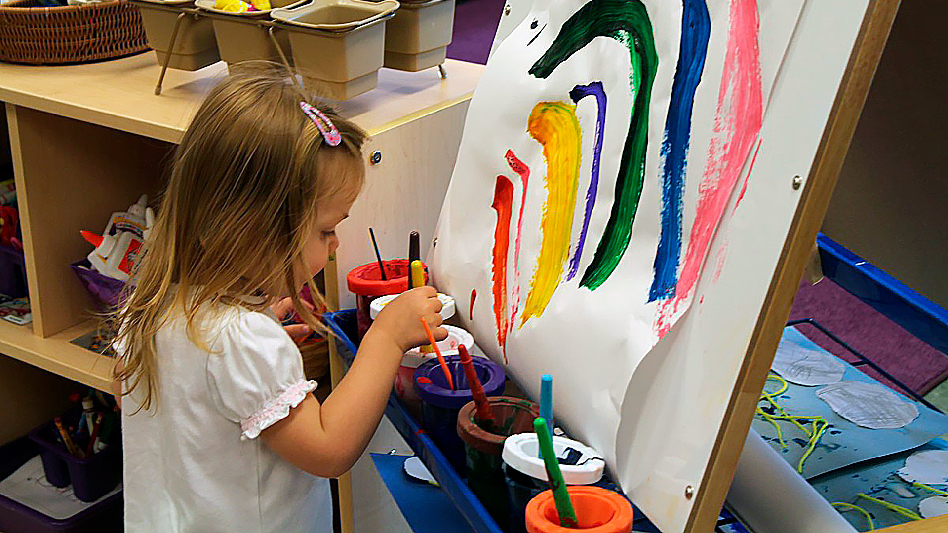 Child-painting_W1920
